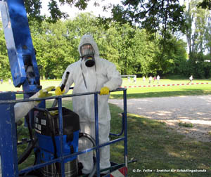 Abbildung 7: Bei allen Arbeiten mit Gespinstnestern des Eichenprozessionsspinners (Thaumetopoea processionea) ist die Verwendung von Schutzanzügen und Atemschutz unumgänglich