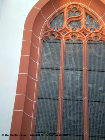 Abbildung 3: Damit sich Straßentauben (Columba livia domestica) nicht auf Fassadenvorsprünge niederlassen können, werden solche Bereiche häufig mit Taubenabwehr-Netzen geschützt