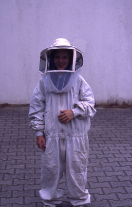 Abbildung 3: Beim Umsiedeln von Wespenvölkern und Hornissenvölkern sollte unbedingt Schutzbekleidung getragen werden.