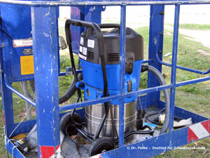 Abbildung 5: Gespinstnester des Eichenprozessionsspinners (Thaumetopoea processionea) können gut mit sogenannten Asbeststaubsaugern beseitigt werden